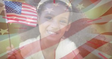 Amerikan bayrağı ve kırmızı çizgilerin canlandırılması bayrağımızı tutan gülümseyen kızın üzerinde. Vatanseverlik, bağımsızlık ve kutlama konsepti dijital olarak oluşturulmuş video.