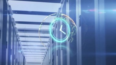 Saatin animasyonu hızlı çalışıyor ve bilgisayar sunucuları üzerinde veri işliyor. küresel veri işleme, bağlantılar ve teknoloji konsepti dijital olarak oluşturulmuş video.