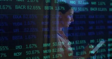 Bilgisayar sunucularını kontrol eden beyaz kadın mühendisler üzerinde veri işleme animasyonu. veri işleme, bulut hesaplama konsepti ve teknoloji konsepti dijital olarak oluşturulmuş video.