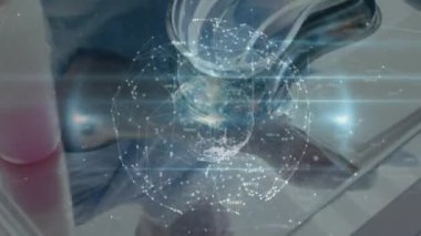 Ameliyathanede cerrahın üzerinde bağlantı ağı olan bir dünya animasyonu. küresel tıp, sağlık hizmetleri ve dijital olarak üretilen video konsepti.