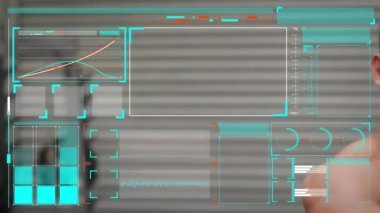Beyaz adamın egzersiz yaptığı ekranlardaki veri işleme animasyonları. global spor, dijital arayüz ve veri işleme kavramı dijital olarak oluşturulmuş video.