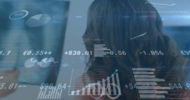 Röntgen taramasına bakan kadın doktor ve hastanın veri işleme ve istatistiklerinin animasyonu. tıp, dijital arayüz ve veri işleme kavramı dijital olarak oluşturulmuş video.