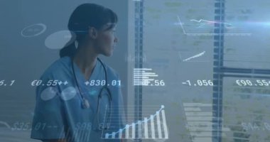 Steteskoplu kadın doktorla ilgili veri işleme ve istatistiklerin animasyonu. tıp, dijital arayüz ve veri işleme kavramı dijital olarak oluşturulmuş video.