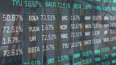 Taşıma bantlarındaki karton kutuların üzerinde finansal veri işleme işlemlerinin animasyonu. küresel sevkiyat, dağıtım, çevrimiçi alışveriş ve bağlantılar konsepti dijital olarak oluşturulmuş video.