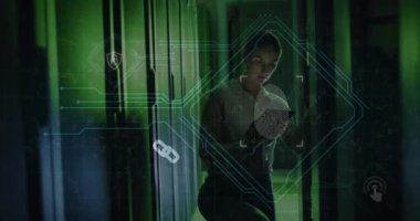 Kafkas kadın üzerinde bilgisayar sunucuları tarafından tabletle biyometrik parmak izi animasyonu. veri işleme, bulut hesaplama konsepti ve teknoloji konsepti dijital olarak oluşturulmuş video.