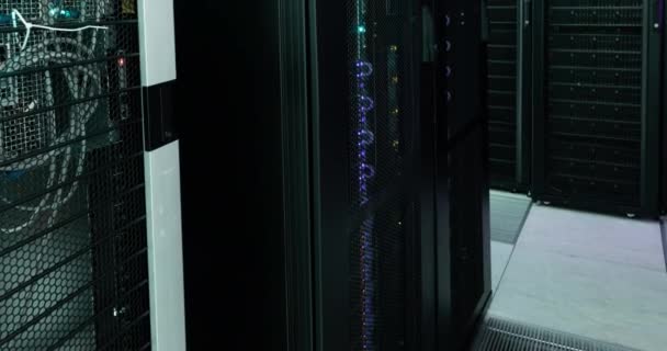 一排排的电脑服务器与绿色和紫色灯的空旷走廊的视频 全球技术 数据处理和连接概念 — 图库视频影像