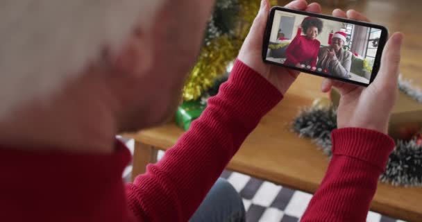 Hombre Caucásico Con Sombrero Santa Usando Teléfono Inteligente Para Videollamada — Vídeo de stock