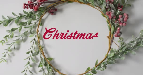 Animatie Van Kersttekst Boven Krans Kerstmis Winter Traditie Viering Concept — Stockvideo