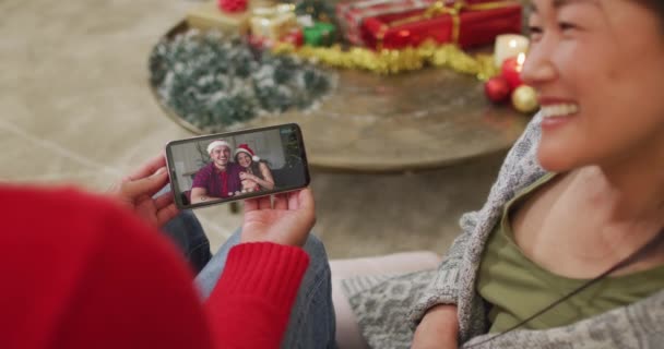 Sorridente Coppia Asiatica Utilizzando Smartphone Natale Videochiamata Con Coppia Felice — Video Stock