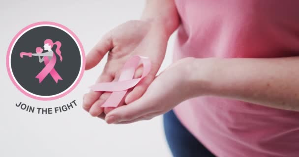 ピンクのリボンを持っている女性の中央部に対する女性ボクサーアイコンとの戦いのテキストバナーに参加してください 乳がんの認知概念は — ストック動画