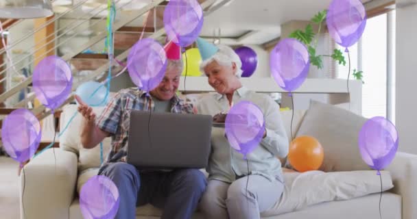 Szczęśliwa Para Seniorów Rasy Kaukaskiej Kapeluszach Imprezowych Wykonująca Urodziny Laptopie — Wideo stockowe