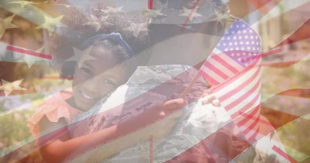 Animation Flag America Fúj Felett Mosolygó Afro Amerikai Lány Ölelés — Stock videók