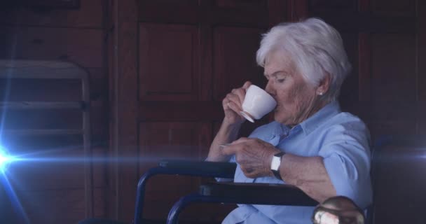 Animacja Światła Poruszającego Się Nad Uśmiechniętą Starszą Białą Kobietą Wózku — Wideo stockowe