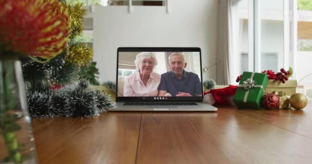 Usmívající Kavkazský Starší Pár Mávající Vánoční Videohovor Notebooku Vánoční Slavnostní — Stock video