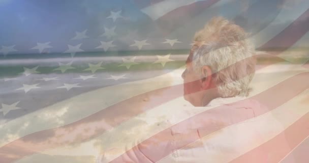 Amerika Birleşik Devletleri Bayrağı Üzerinde Kumsalda Oturan Kıdemli Beyaz Adamın — Stok video