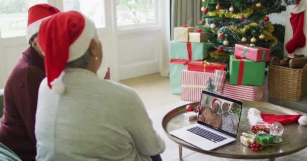 Diverse Amiche Anziane Che Salutano Usano Computer Portatile Videochiamata Natale — Video Stock