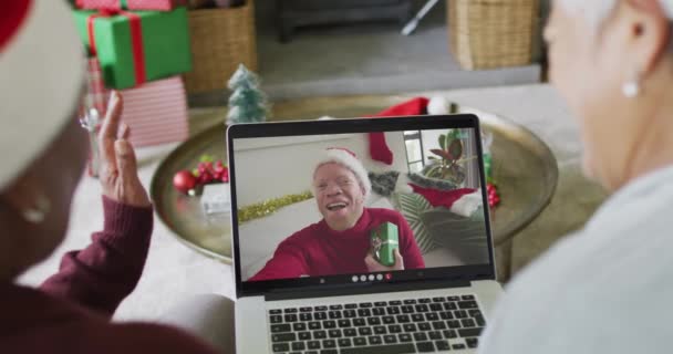 Diverse Ältere Freundinnen Nutzen Laptop Für Weihnachtsvideoanrufe Mit Lächelndem Mann — Stockvideo