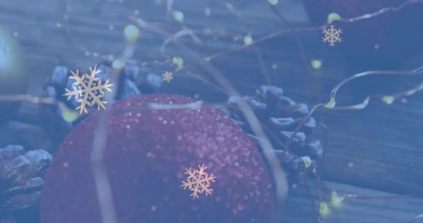Анимация Белых Снежинок Падающих Рождественские Украшения Огни Сосновые Шишки Рождество — стоковое видео