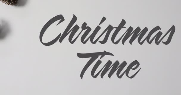Animation Des Weihnachtstextes Über Tannenzapfen Weihnachten Winter Tradition Und Festkonzept — Stockvideo