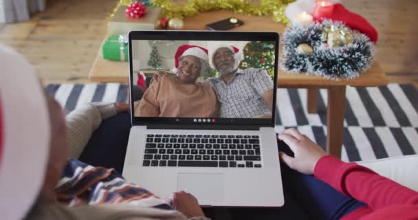 Afrikanisch Amerikanische Mutter Und Tochter Mit Laptop Für Weihnachten Videoanruf — Stockvideo