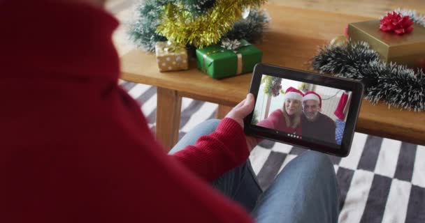 Hombre Caucásico Saludando Utilizando Tableta Para Videollamada Navidad Con Una — Vídeos de Stock