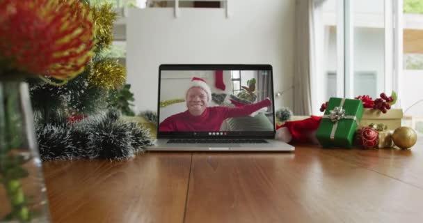 Americano Africano Albino Sorridente Com Chapéu Pai Natal Chamada Vídeo — Vídeo de Stock