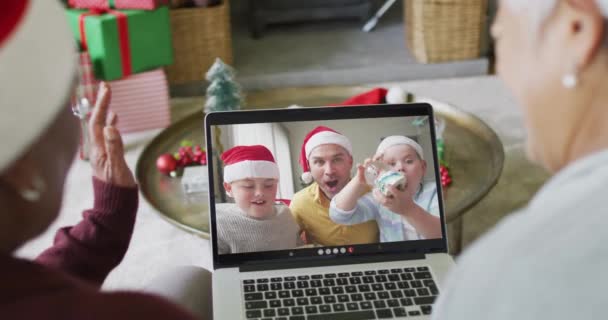 Diverse Amiche Anziane Che Salutano Usano Computer Portatile Videochiamata Natale — Video Stock