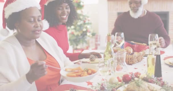 Feliz Navidad Pancarta Texto Contra Mujer Afroamericana Que Sirve Comida — Vídeos de Stock