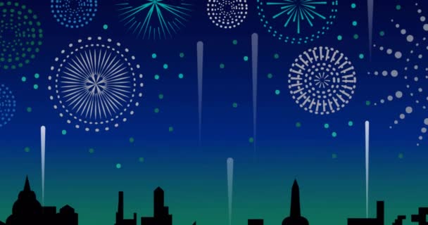 在城市上空 白色和蓝色烟火的动画在天空中爆炸 庆祝活动 传统和季节性活动的概念 — 图库视频影像
