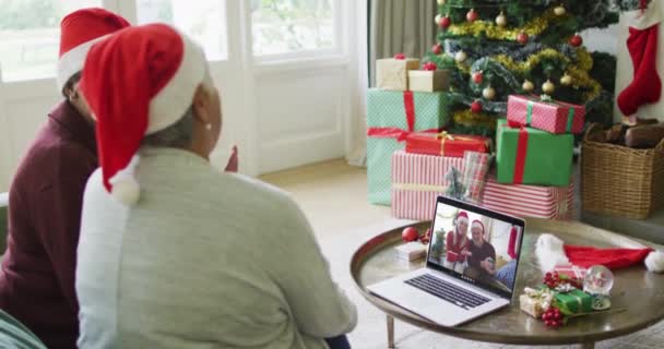 Diverse Amiche Anziane Utilizzando Computer Portatile Videochiamata Natale Con Coppia — Video Stock