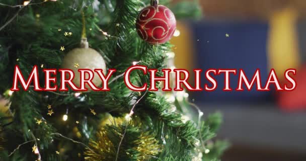 圣诞快乐的文字横幅和金色的星星图标漂浮在装饰过的圣诞树上 圣诞节的庆祝和庆祝概念 — 图库视频影像