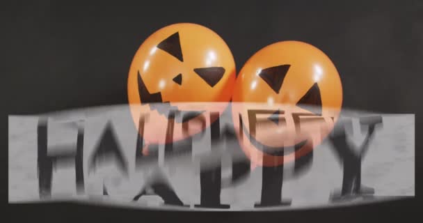 2つのハロウィーンのカボチャの印刷された風船の上に幸せなハロウィーンのテキストバナー黒を背景に ハロウィンのお祭りとお祝いのコンセプト — ストック動画