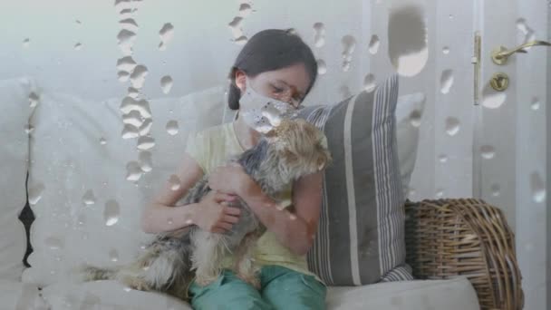 Animation Vattendroppar Över Kaukasiska Flicka Bär Ansiktsmask Håller Sin Hund — Stockvideo