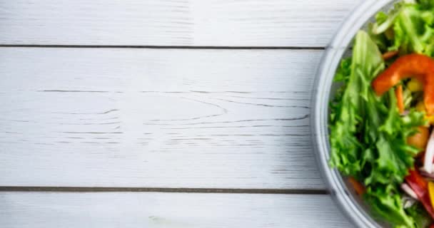 Beyaz Tahtalar Üzerinde Taze Salata Üzerine Yeşil Metinlerin Canlandırılması Vejetaryen — Stok video