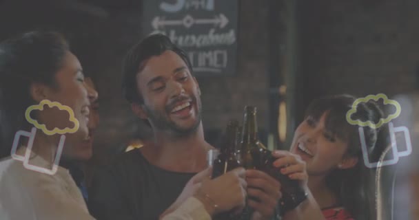 Animación Vasos Cerveza Neón Parpadeando Sobre Amigos Sonrientes Haciendo Tostadas — Vídeo de stock