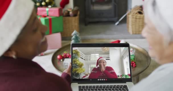 Diverse Ältere Freundinnen Benutzen Laptop Für Weihnachtsvideoanrufe Mit Lächelnder Frau — Stockvideo