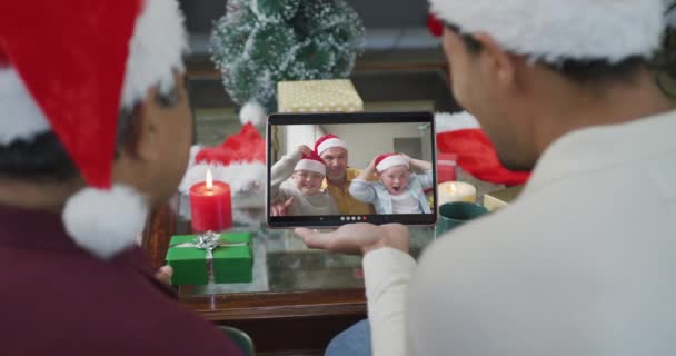 画面上の家族とクリスマスのビデオ通話のためのタブレットを振って 使用して出産の父と息子 クリスマスやお祭りや通信技術は — ストック動画