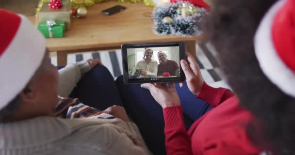 Mãe Filha Afro Americana Usando Tablet Para Chamada Vídeo Natal — Vídeo de Stock