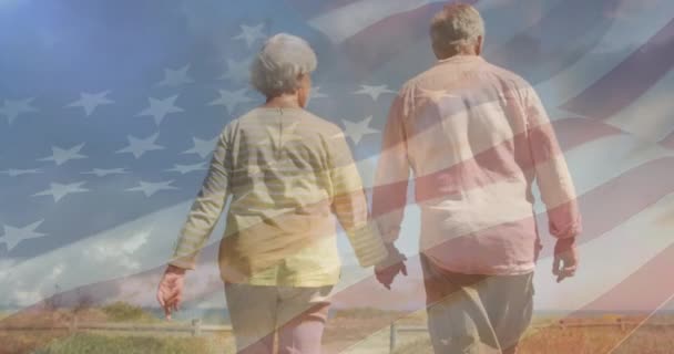 Animación Pareja Mayores Caucásicos Tomados Mano Playa Sobre Bandera Los — Vídeos de Stock