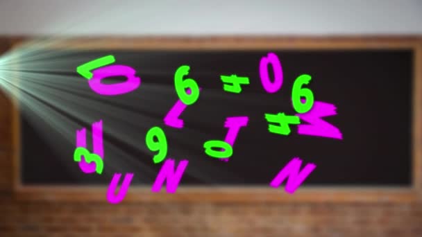 Animación Números Verdes Cambiantes Letras Rosadas Haces Luz Sobre Pizarra — Vídeos de Stock