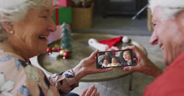 Lächelndes Kaukasisches Seniorenpaar Das Sein Smartphone Für Ein Weihnachtliches Videotelefonat — Stockvideo