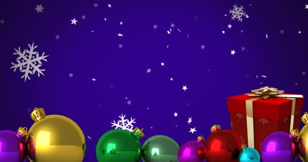 Animation Von Schneeflocken Die Über Weihnachtsgeschenke Und Christbaumkugeln Auf Blauem — Stockvideo
