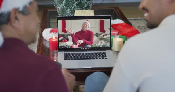Uśmiechnięty Dwurasowy Ojciec Syn Korzystający Laptopa Świąteczną Rozmowę Wideo Mężczyzną — Wideo stockowe