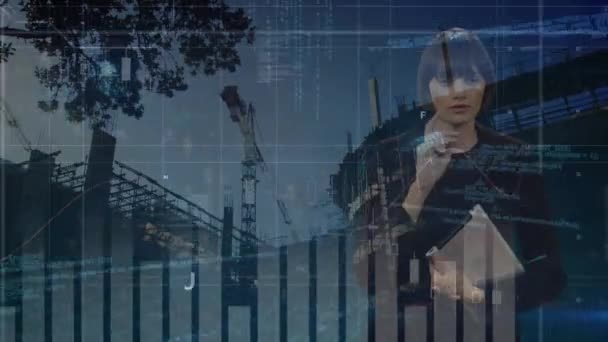 Şehir Görüşü Işleme Verileri Üzerinde Dokunmatik Ekran Arayüzü Kullanan Kadınının — Stok video