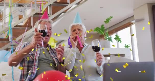 Szczęśliwa Biała Para Imprezowych Kapeluszach Robiąca Urodzinowy Film Laptopem Pijąca — Wideo stockowe