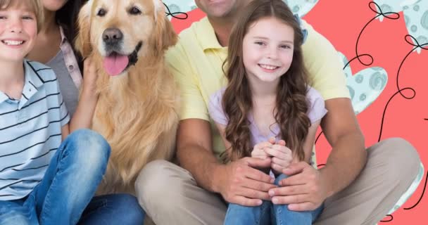 ピンクを背景にハートバルーンで ペット犬と幸せな両親のアニメーション 家族愛健康共同体の概念をデジタルで生成し — ストック動画
