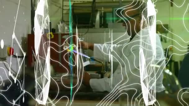 実験室で働く生物学的な男性科学者の上に白い線のアニメーション 世界の科学技術の概念はデジタルで生成され — ストック動画