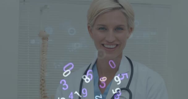聴診器で女性医師の上の画面上の数字の変化やスコープのアニメーション デジタルインターフェース データ処理の概念デジタル生成ビデオ — ストック動画