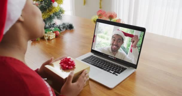 Αφροαμερικανή Καπέλο Σάντα Που Χρησιμοποιεί Λάπτοπ Για Χριστουγεννιάτικη Βιντεοκλήση Άντρα — Αρχείο Βίντεο