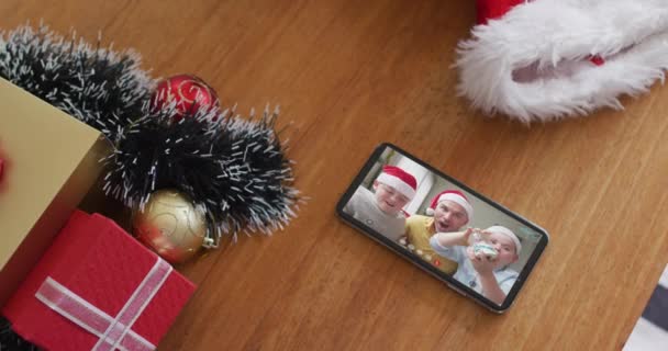 Sonriente Familia Caucásica Con Sombreros Santa Videollamada Navidad Teléfono Inteligente — Vídeos de Stock